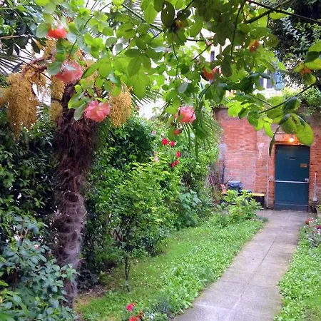 3749 Pontechiodo Bed & Breakfast